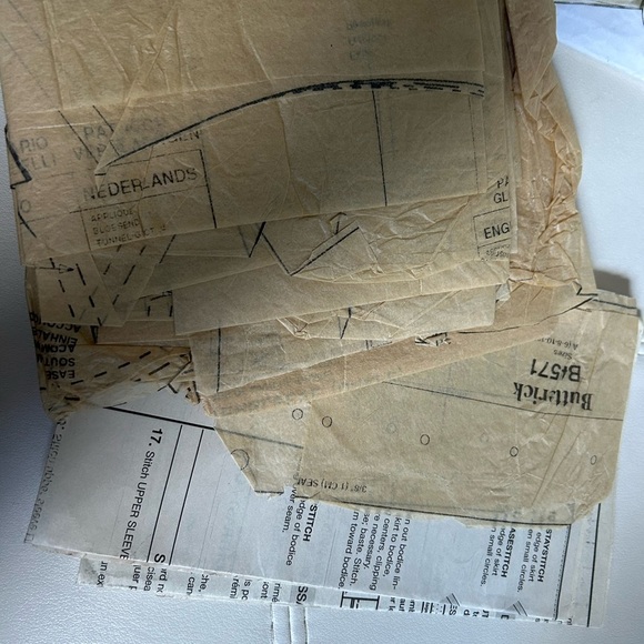 5/$25 Butterick B4571 Red and Gold Costume sewing Pattern 🪡 - Picture 6 of 6